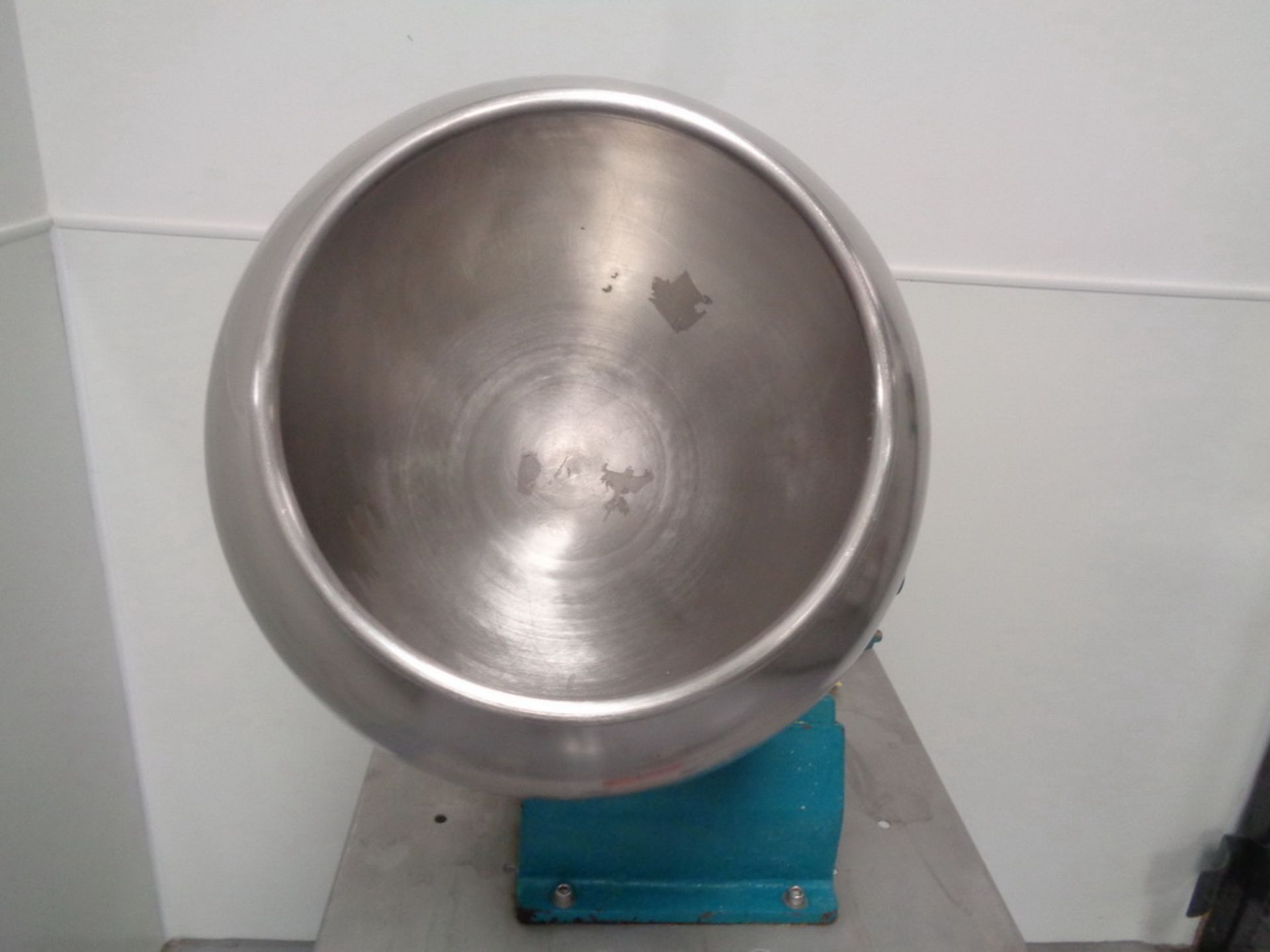 STOKES TYPE 16” DIAMETER SPUN TYPE STAINLESS STEEL COATING PAN, 0.5HP, MOUNTED ON CART - Image 2 of 5