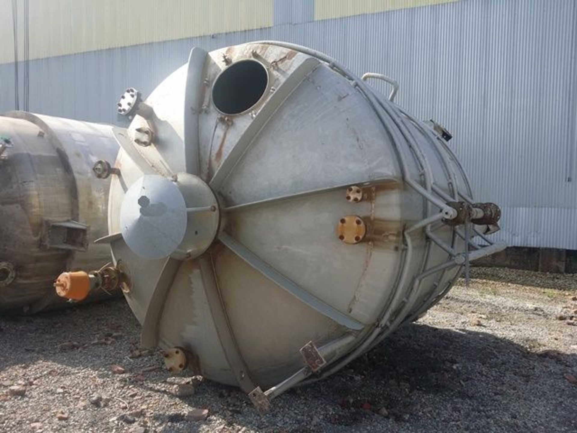 5000 gallon jacketed tank, 304 stainless steel construction, 9' diameter x 128" straight side