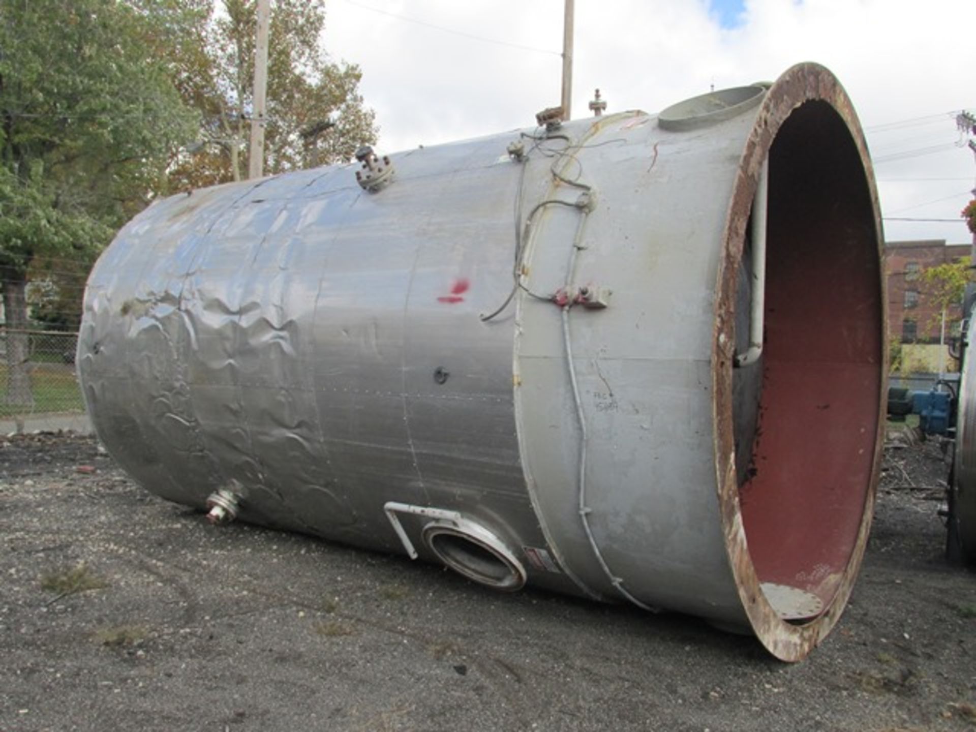 12,000 Gallon Stainless Steel Tank. 12' diameter x 16' straight side w/ Chemineer agitator - Image 2 of 10