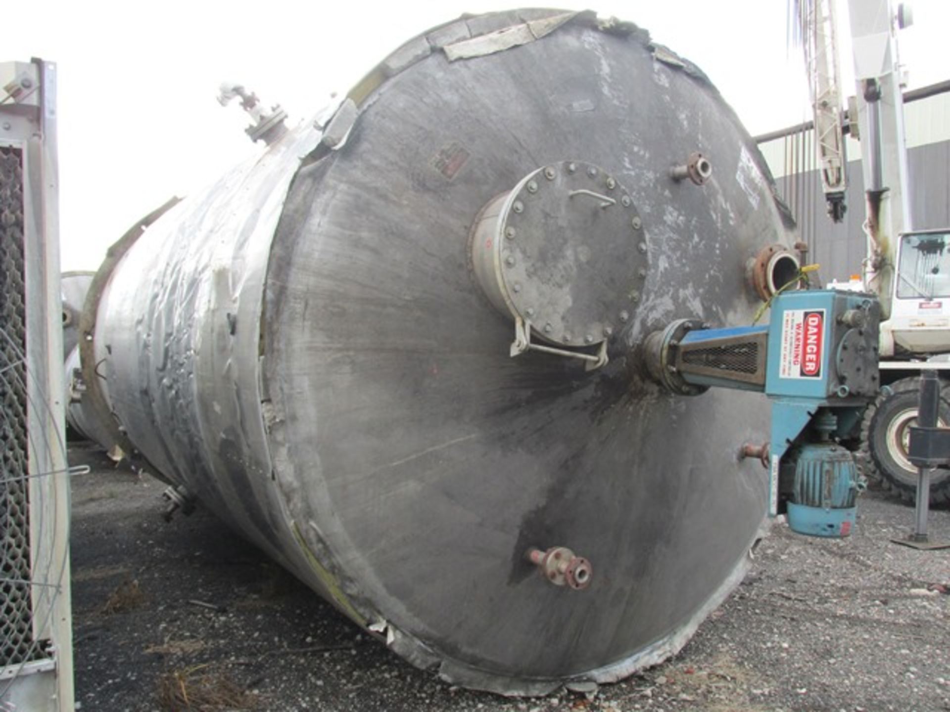 12,000 Gallon Stainless Steel Tank. 12' diameter x 16' straight side w/ Chemineer agitator - Image 5 of 10