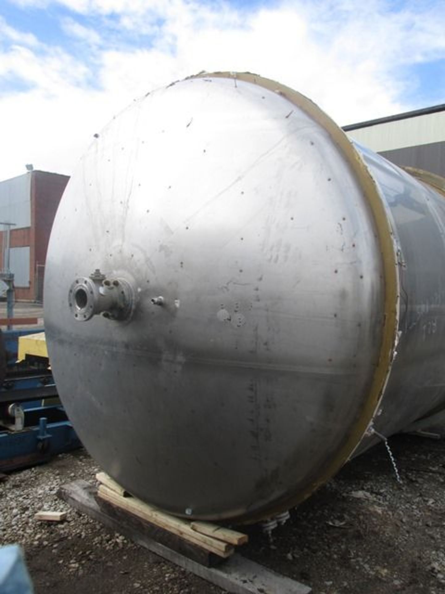 5500 gallon Paul Mueller agitated receiver, stainless steel construction, approximately 8'9" dia. - Image 2 of 10