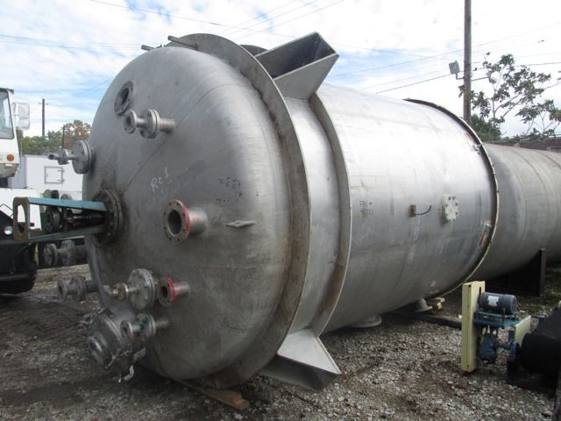 5500 gallon Paul Mueller agitated receiver, stainless steel construction, approximately 8'9" dia. - Image 3 of 10