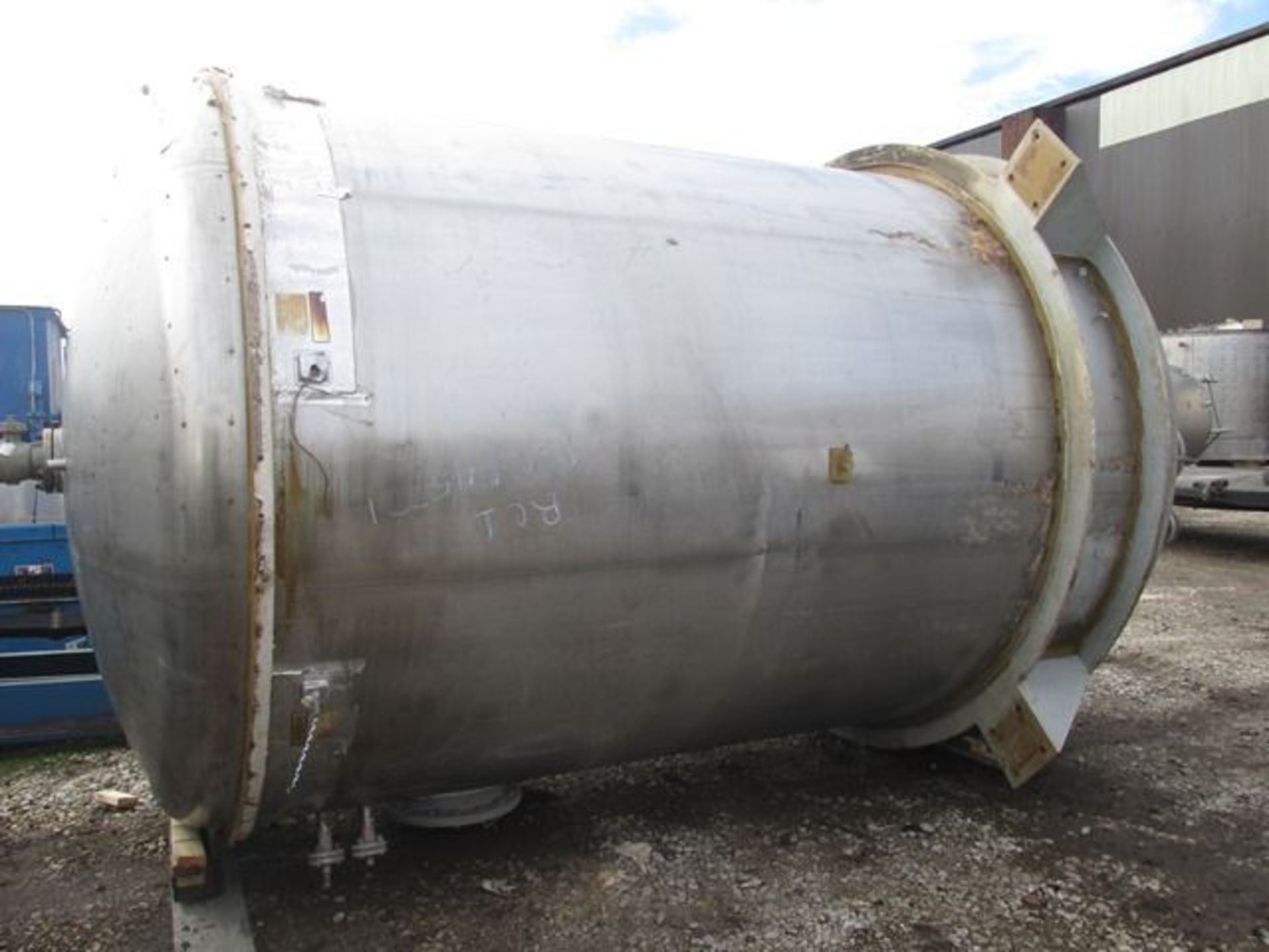 5500 gallon Paul Mueller agitated receiver, stainless steel construction, approximately 8'9" dia.