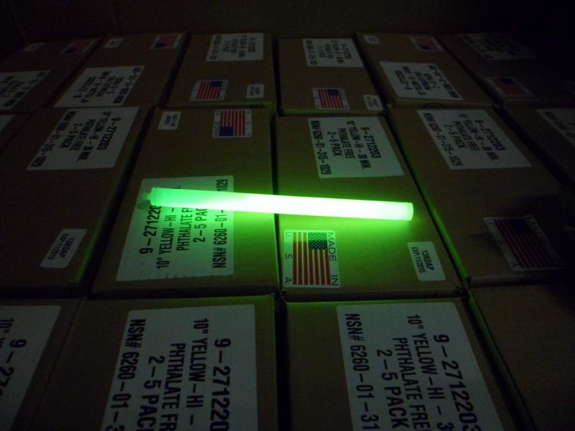 Cyallum light yellow glow sticks 10" 84 boxes 10 per box - Image 2 of 2