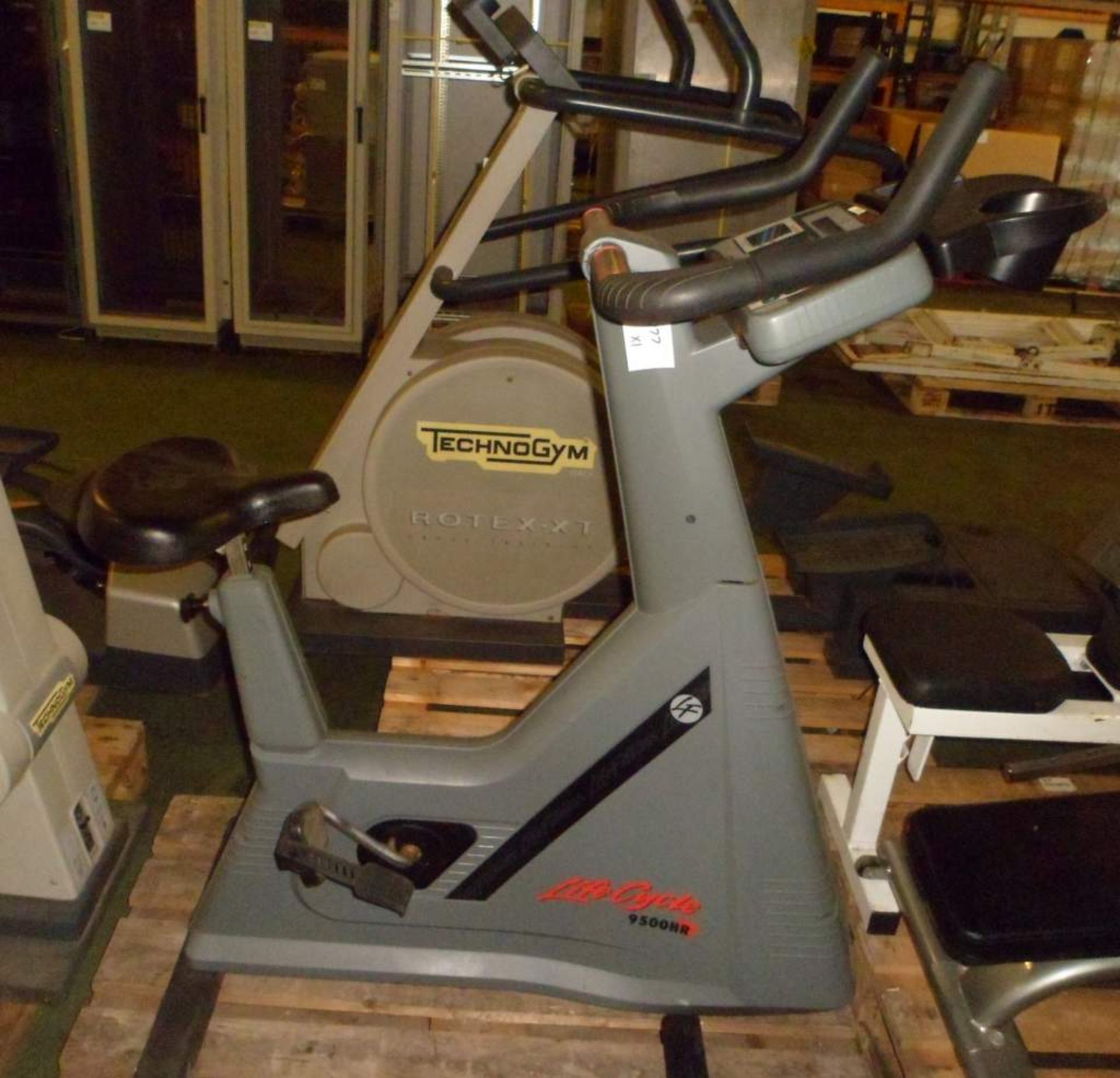 Life Fitness 9500HR exercise bike