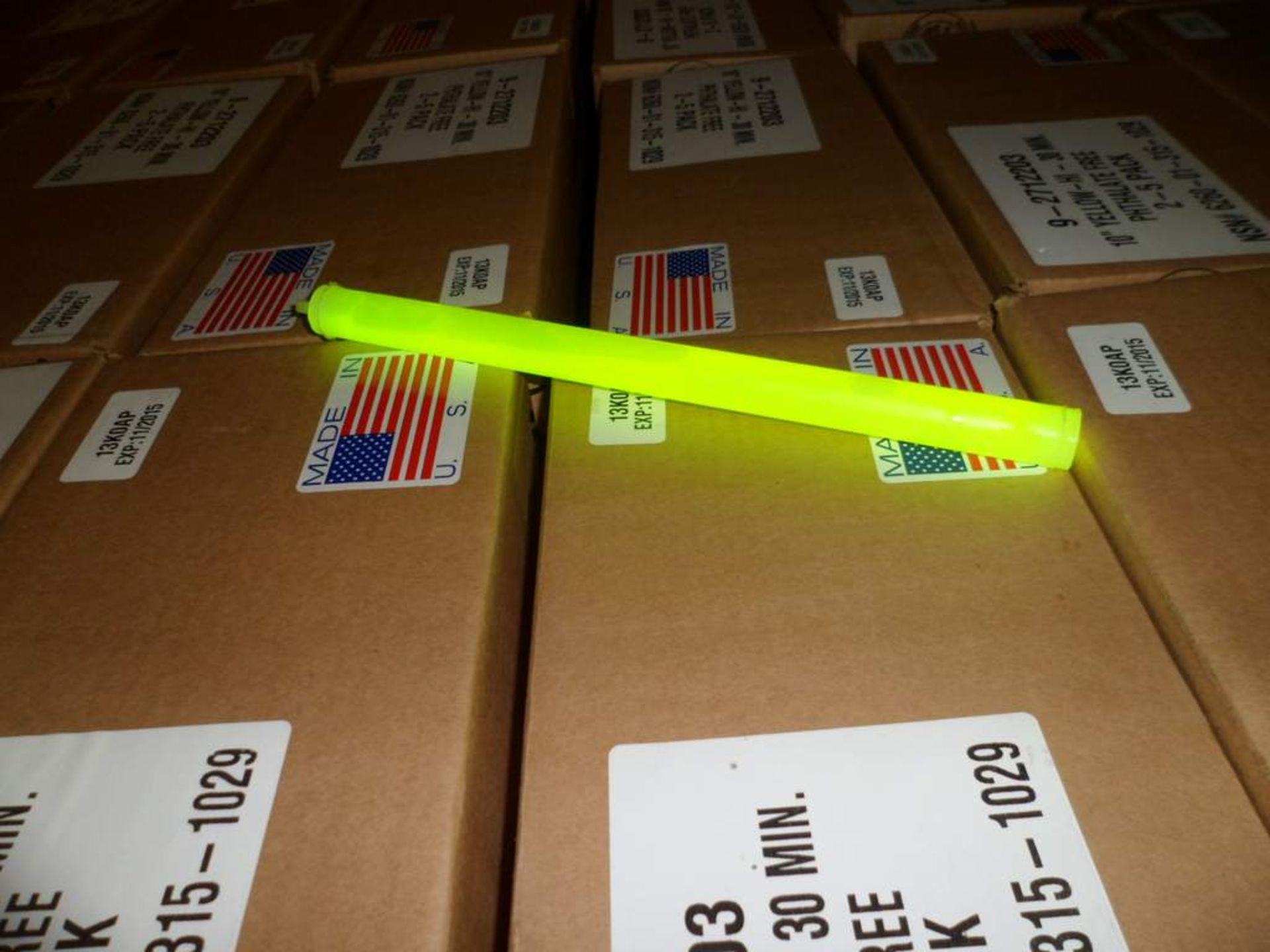 Cyallum light yellow glow sticks 10" 84 boxes 10 per box - Image 2 of 2