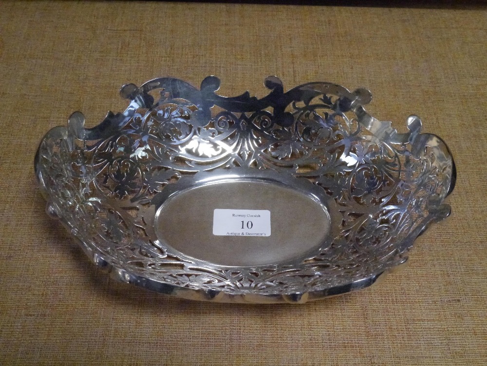 An Edwardian silver bread basket, London 1901, of oval form, elaborately pierced with foliate
