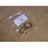 A group of gold rings including an 18ct twist ring, a 9ct wedding band, a 22ct wedding band etc. 8.6