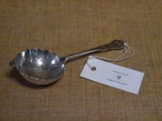 A George V silver tea strainer, Sheffield 1932, with pierced handle and scalloped bowl.