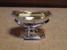 A Victorian silver table salt, London 1882, of shaped oval form with gadrooned border on a