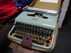 Olivetti lettera 22 typewriter in case