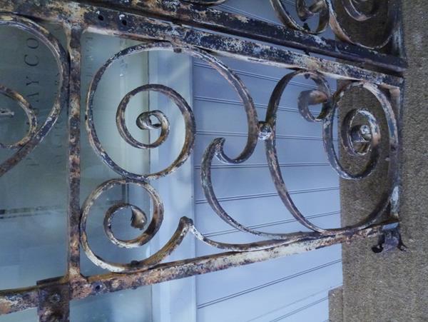 A pair of imposing wrought iron garden gates, c. 1900, in the Art Nouveau taste each with a boldly - Image 5 of 6