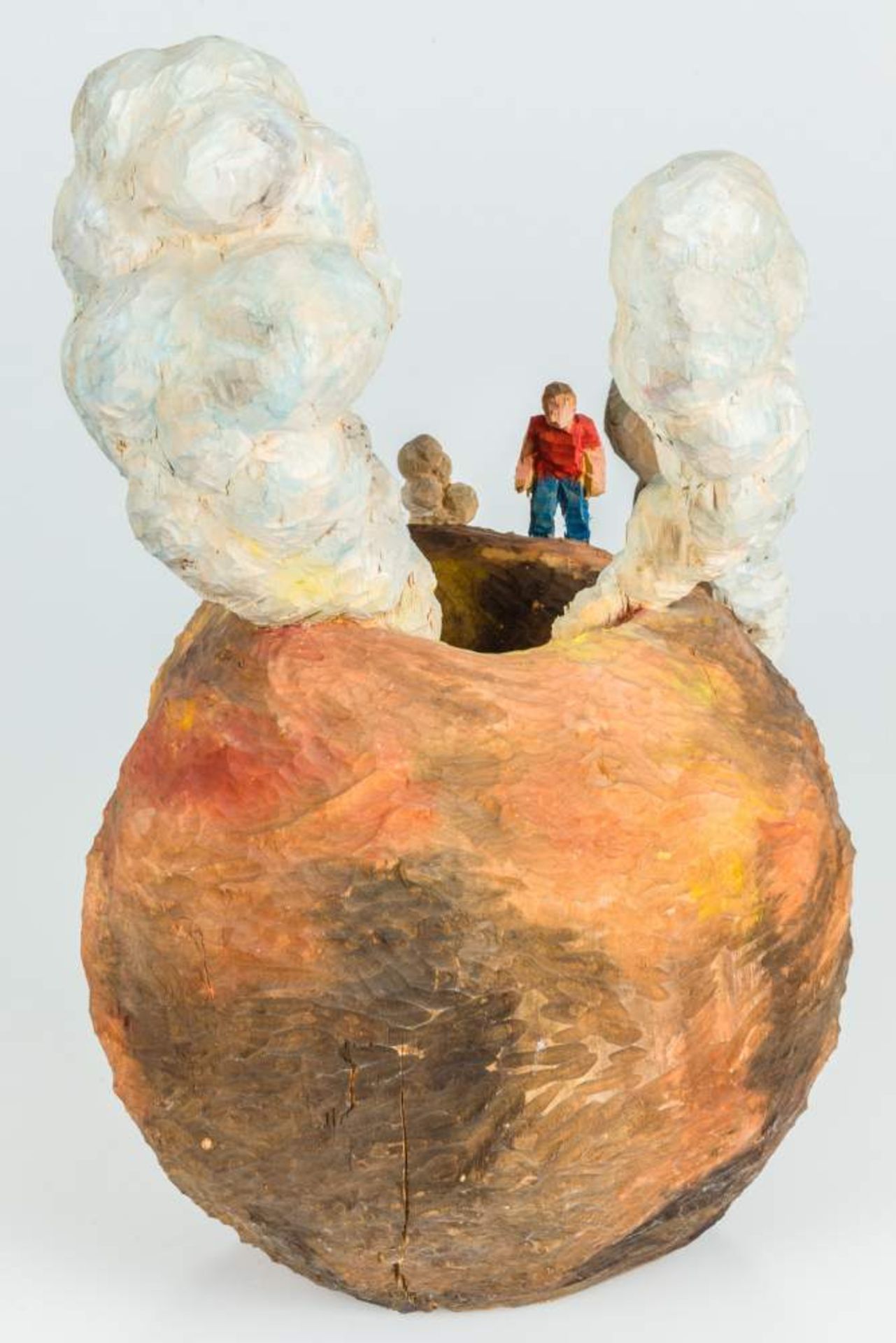 Karin Frank (Wien 1972 geb.)  Vulkan Holz geschnitzt, bemalt ca. 38 x 26 x 20 cm 2004 unterhalb