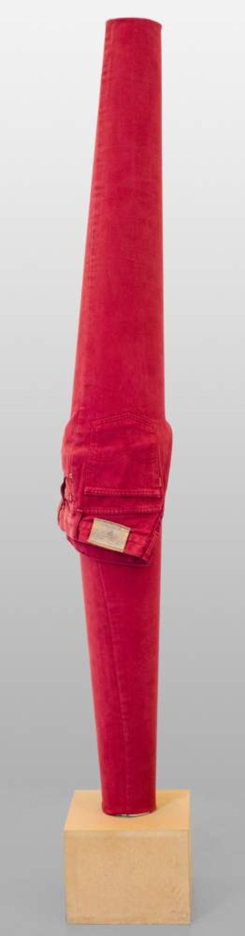 Erwin Wurm (Bruck / Mur 1954 geb.)  (ohne Titel)  (Red Trousers) rote Jeans über Stahlblechröhre,