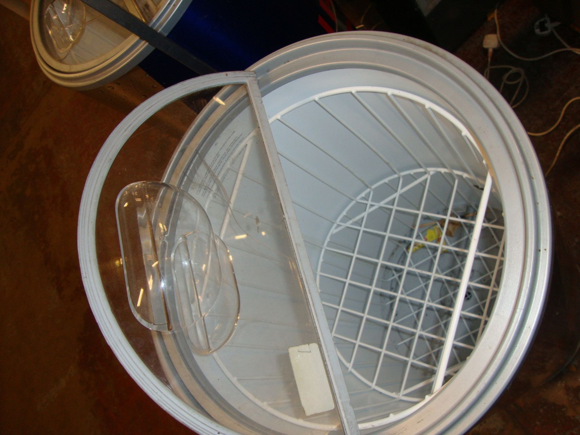 Red Bull top loading display chiller with removable plastic coated wire frame insert and hinged lid - Image 3 of 3