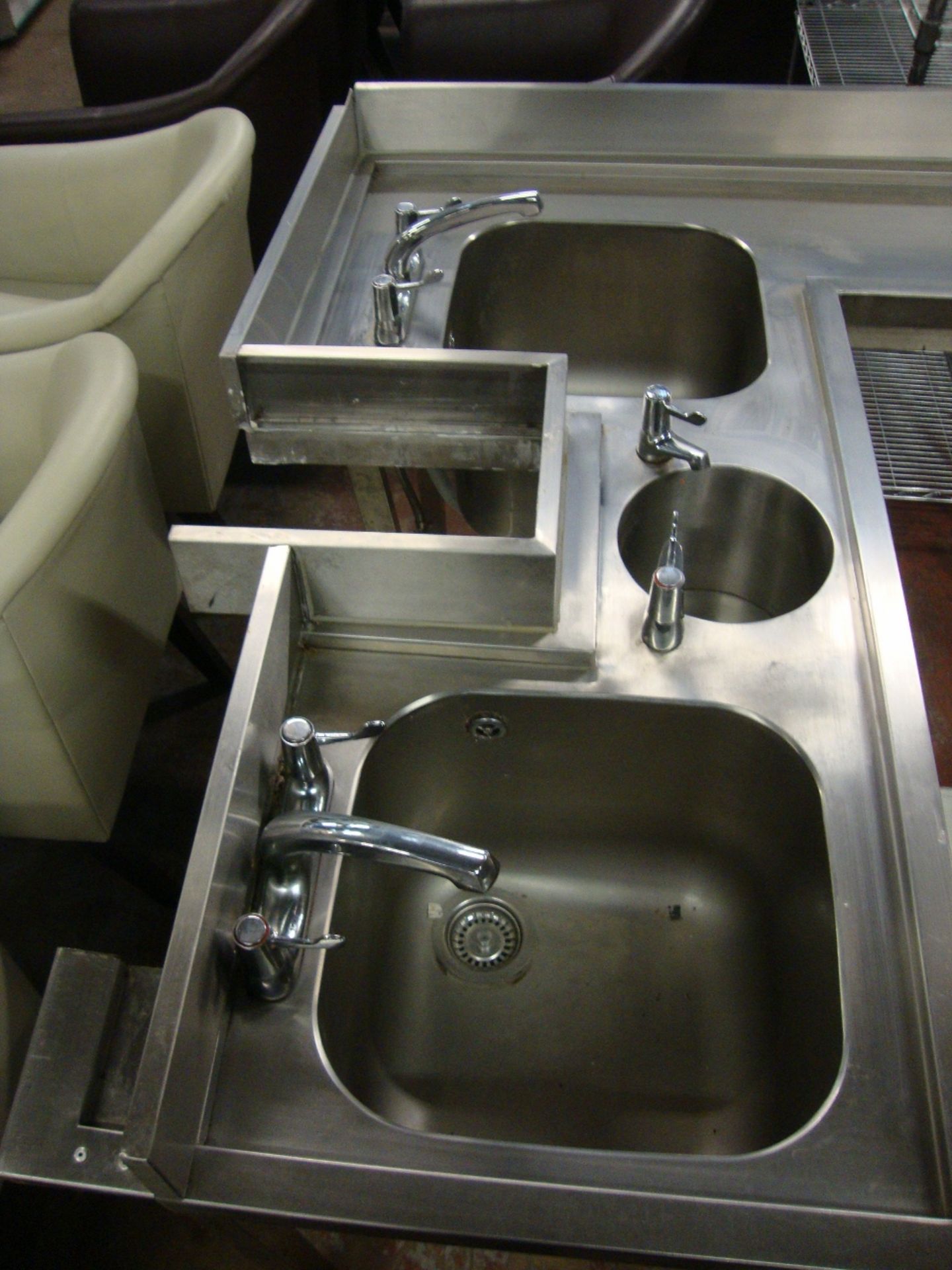 Large stainless steel basin system comprising floor standing L-shaped unit with twin large bowl - Image 6 of 6