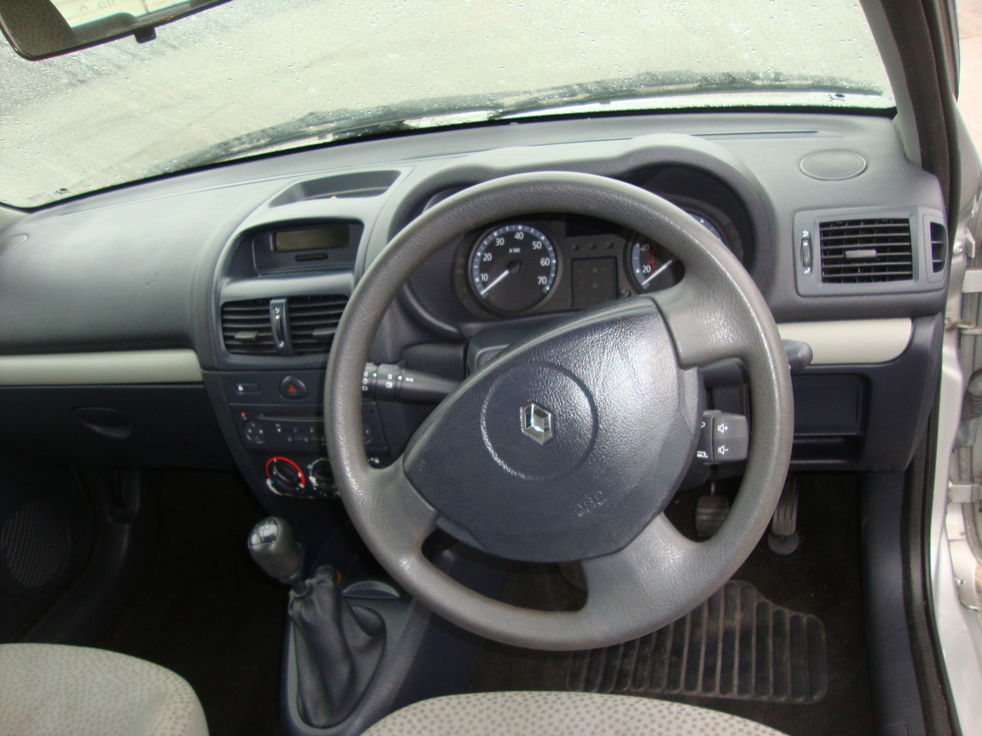 DG06 VYR Renault Clio Campus 3-door hatchback - Image 7 of 11