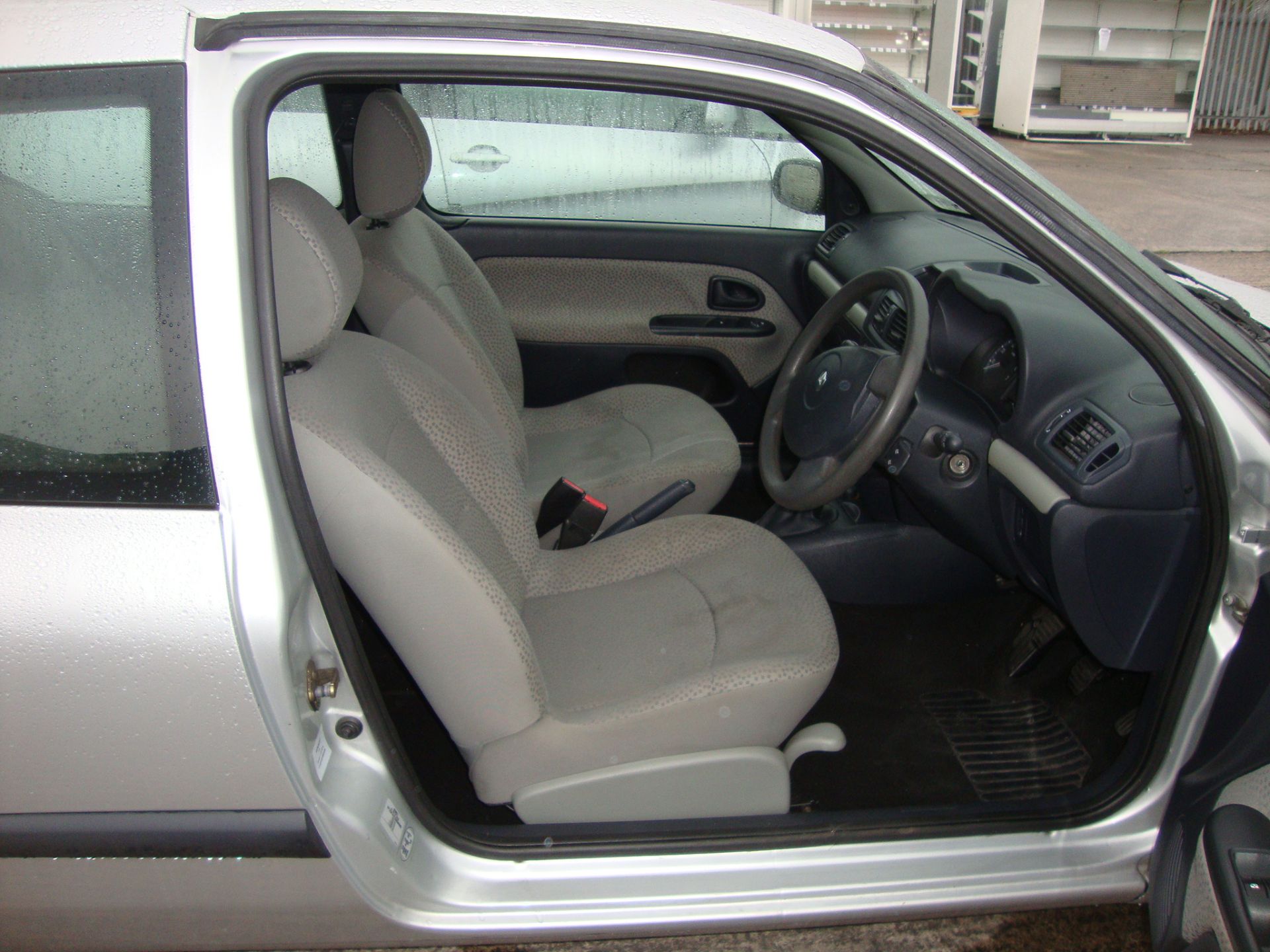 DG06 VYR Renault Clio Campus 3-door hatchback - Image 10 of 11