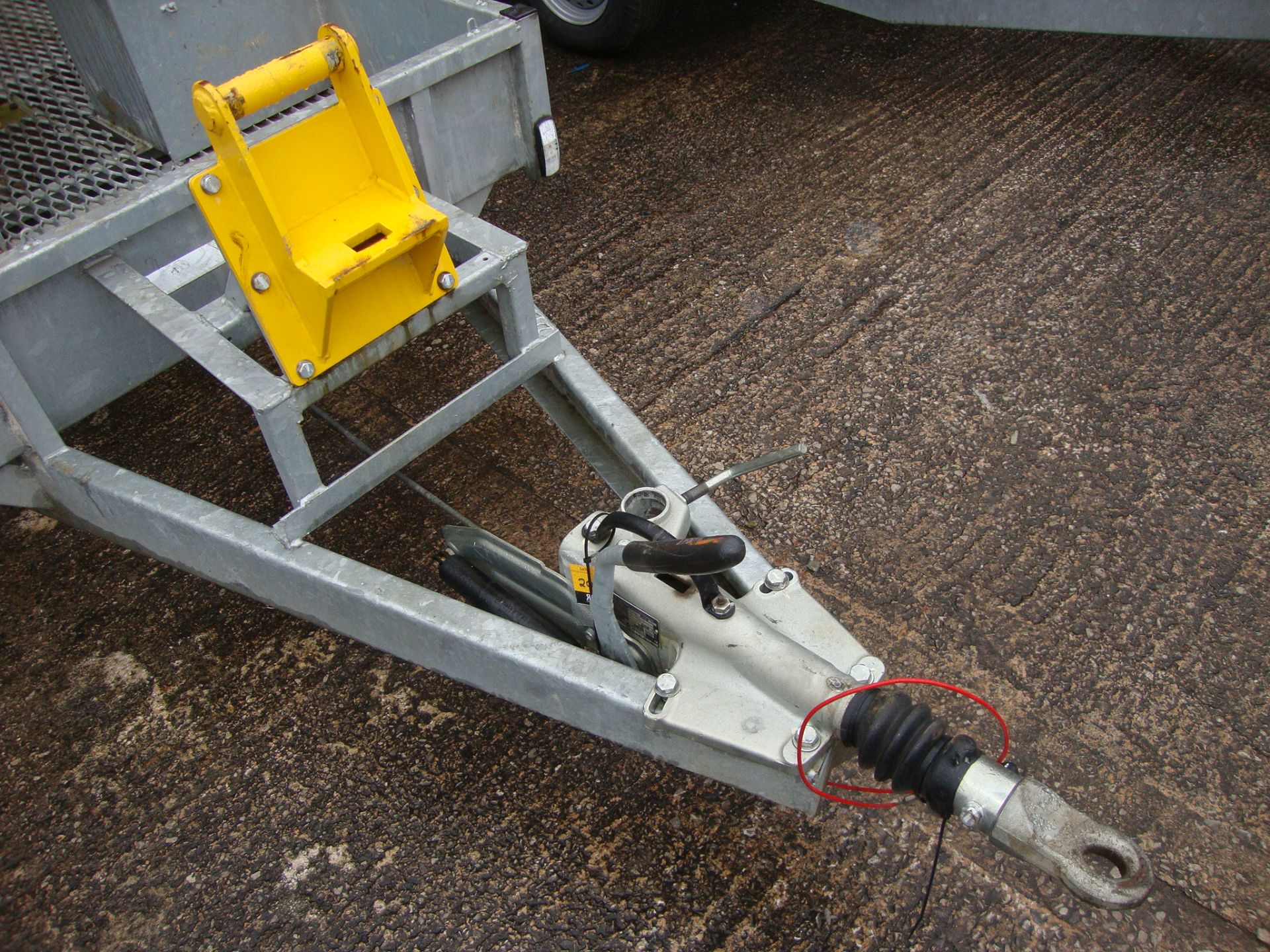 Mini digger/excavator specialist trailer incorporating large drive-on ramp at rear, shrouds for - Image 4 of 9