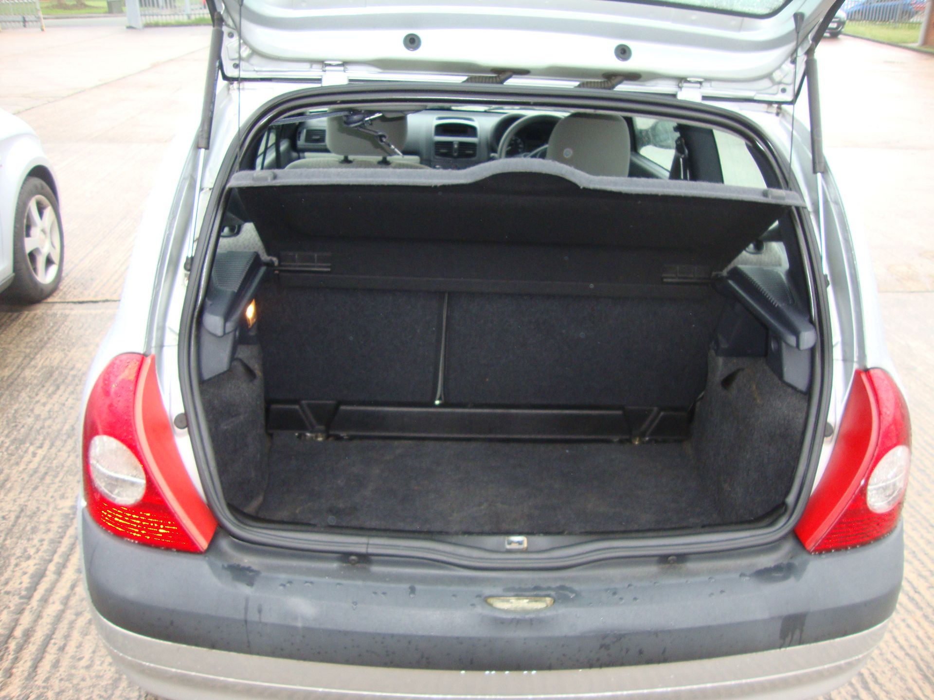 DG06 VYR Renault Clio Campus 3-door hatchback - Image 11 of 11
