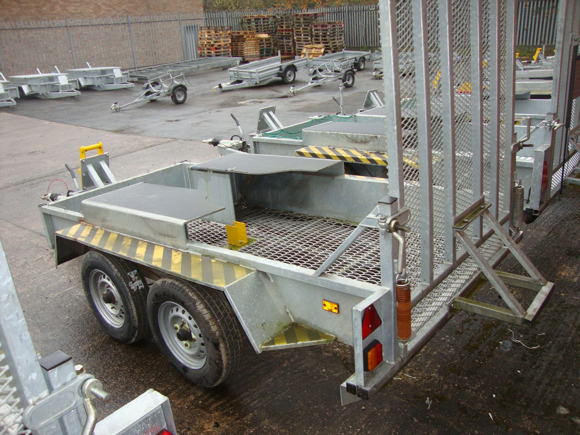 Mini digger/excavator specialist trailer incorporating large drive-on ramp at rear, shrouds for - Image 5 of 9