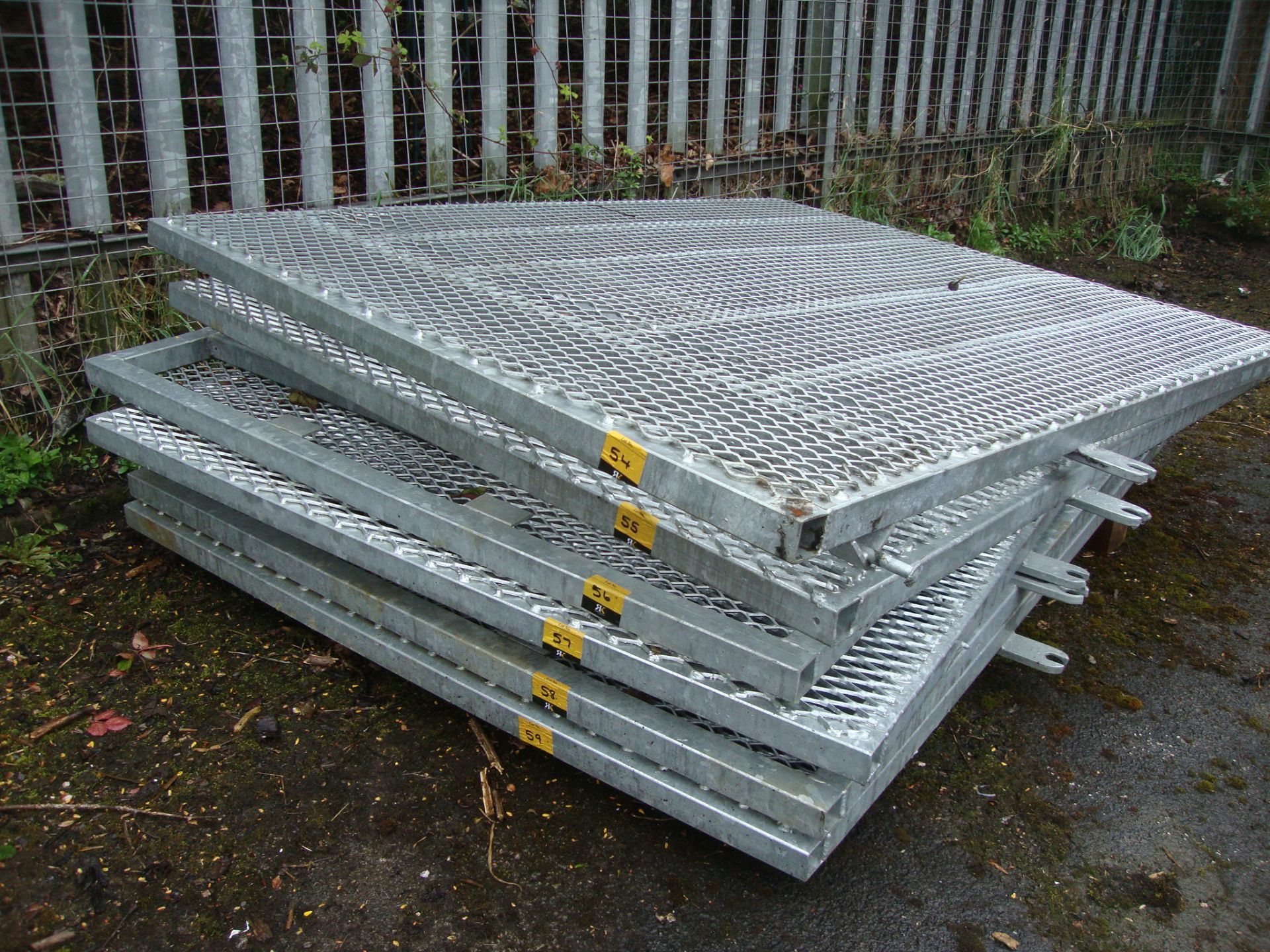 Tailgate/ramp for use with a trailer approximately 155cm (l/tall) x 123cm (w). This lot is exempt - Image 2 of 2
