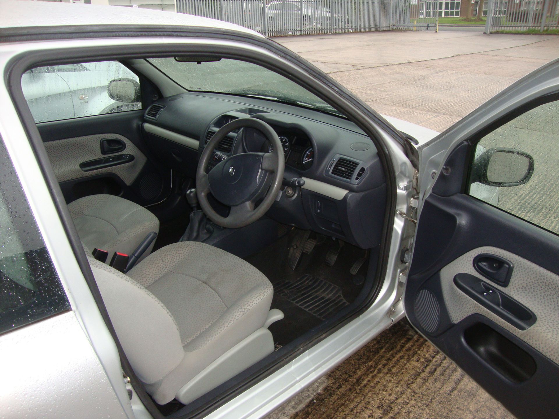 DG06 VYR Renault Clio Campus 3-door hatchback - Image 5 of 11