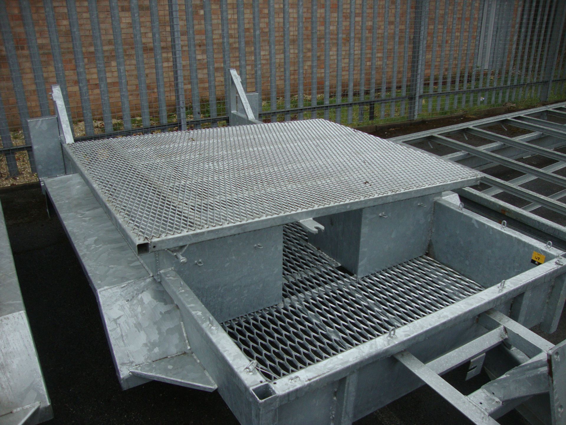 Mini digger/excavator trailer chassis, in galvanised steel, incorporating shrouds for driving the - Image 3 of 4