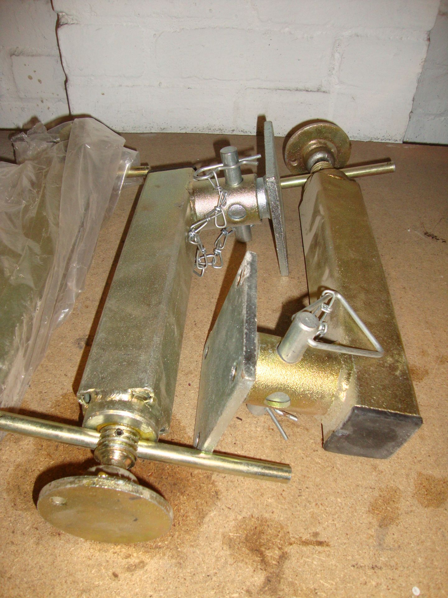 Set of 4 height-adjustable trailer legs. This lot is exempt from VAT, however it is still subject to - Image 3 of 3