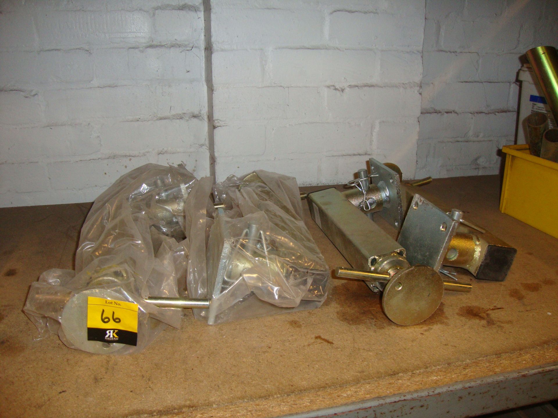 Set of 4 height-adjustable trailer legs. This lot is exempt from VAT, however it is still subject to