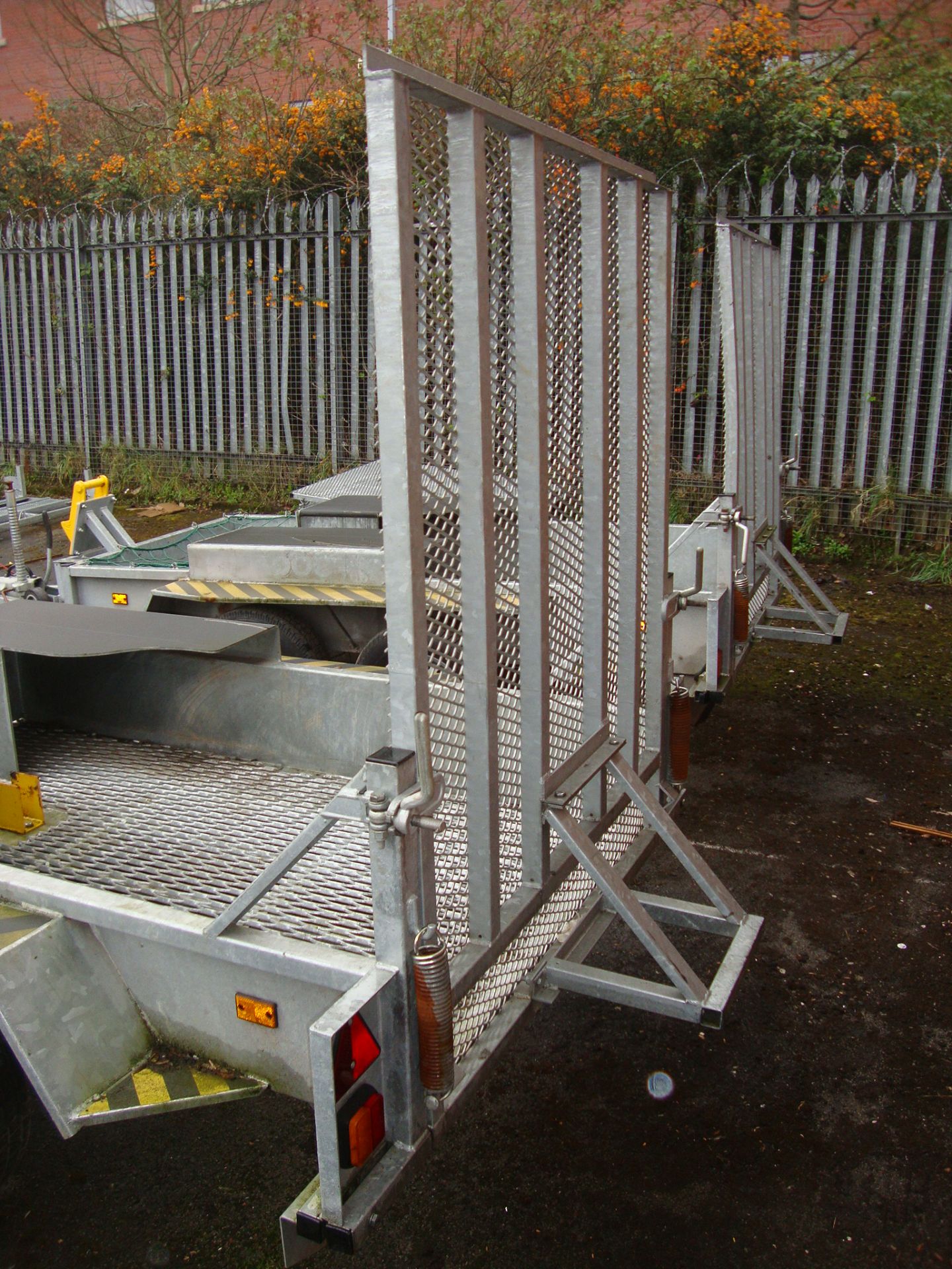Mini digger/excavator specialist trailer incorporating large drive-on ramp at rear, shrouds for - Image 6 of 8