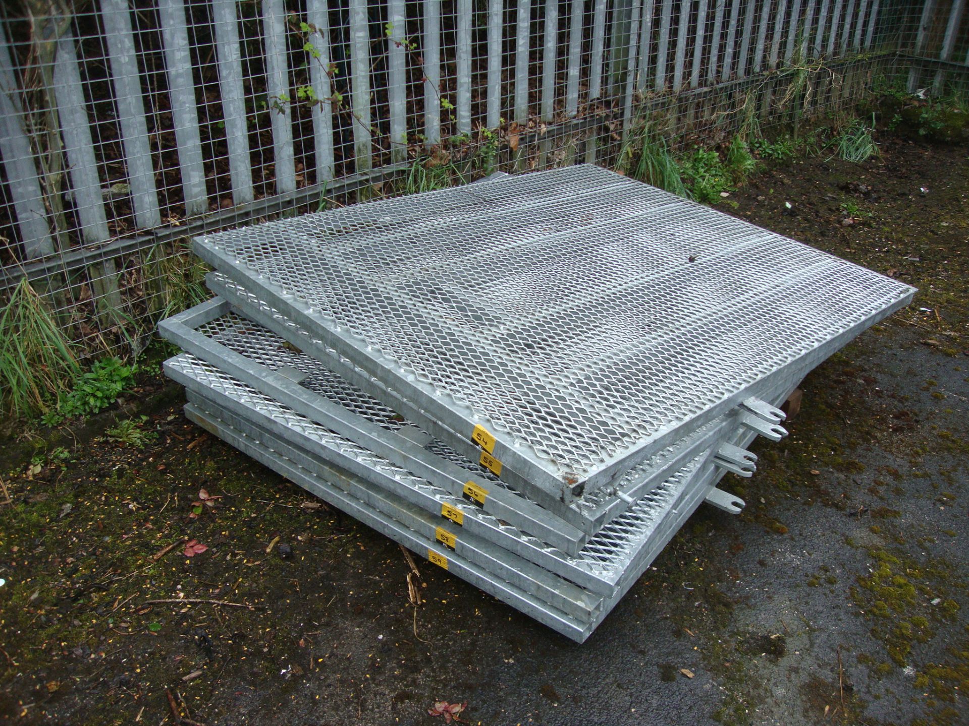 Tailgate/ramp for use with a trailer approximately 155cm (l/tall) x 123cm (w). This lot is exempt