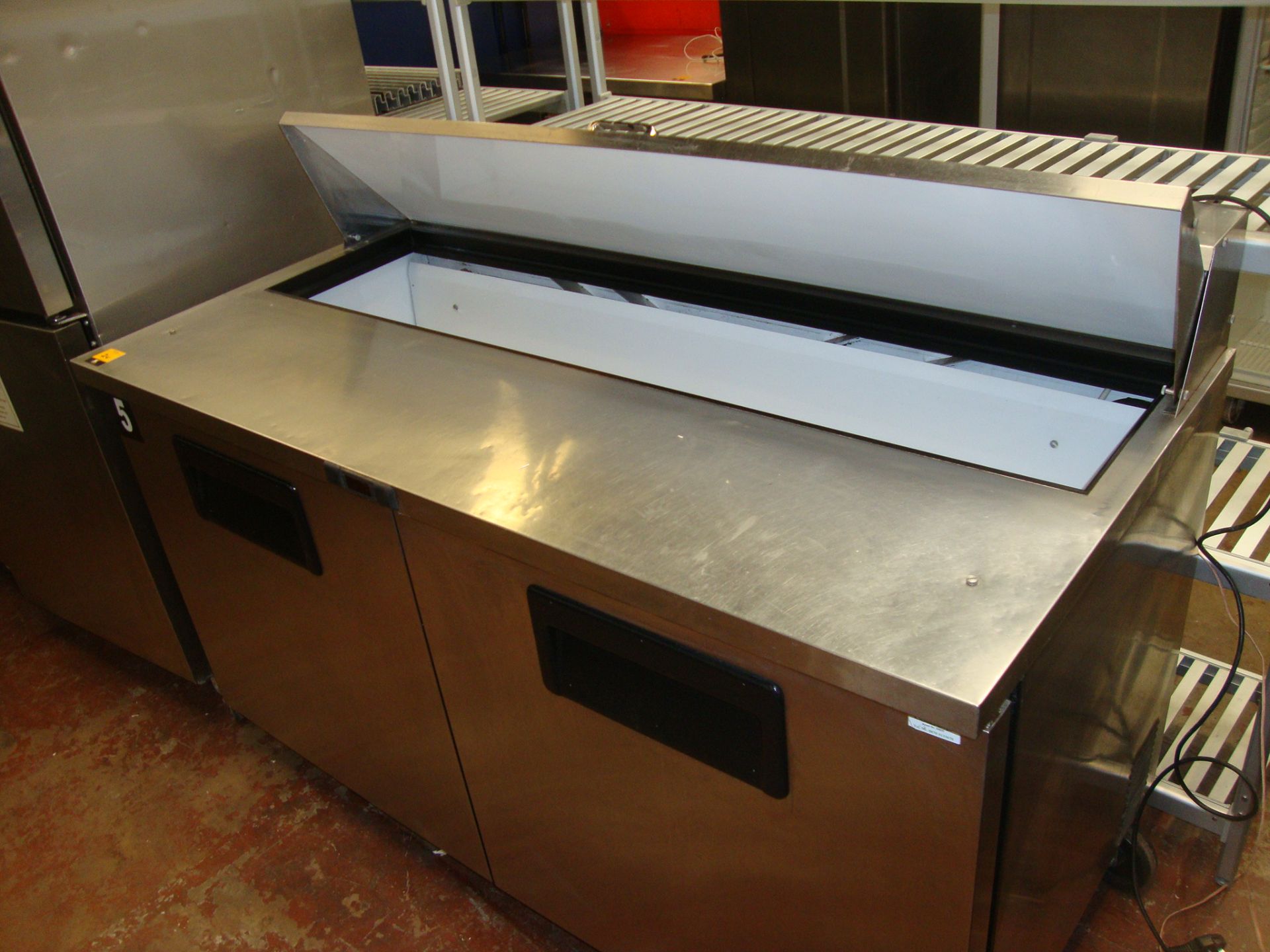 True model TSSU60-16 stainless steel mobile refrigerated unit with hinged compartment on top for - Image 3 of 5