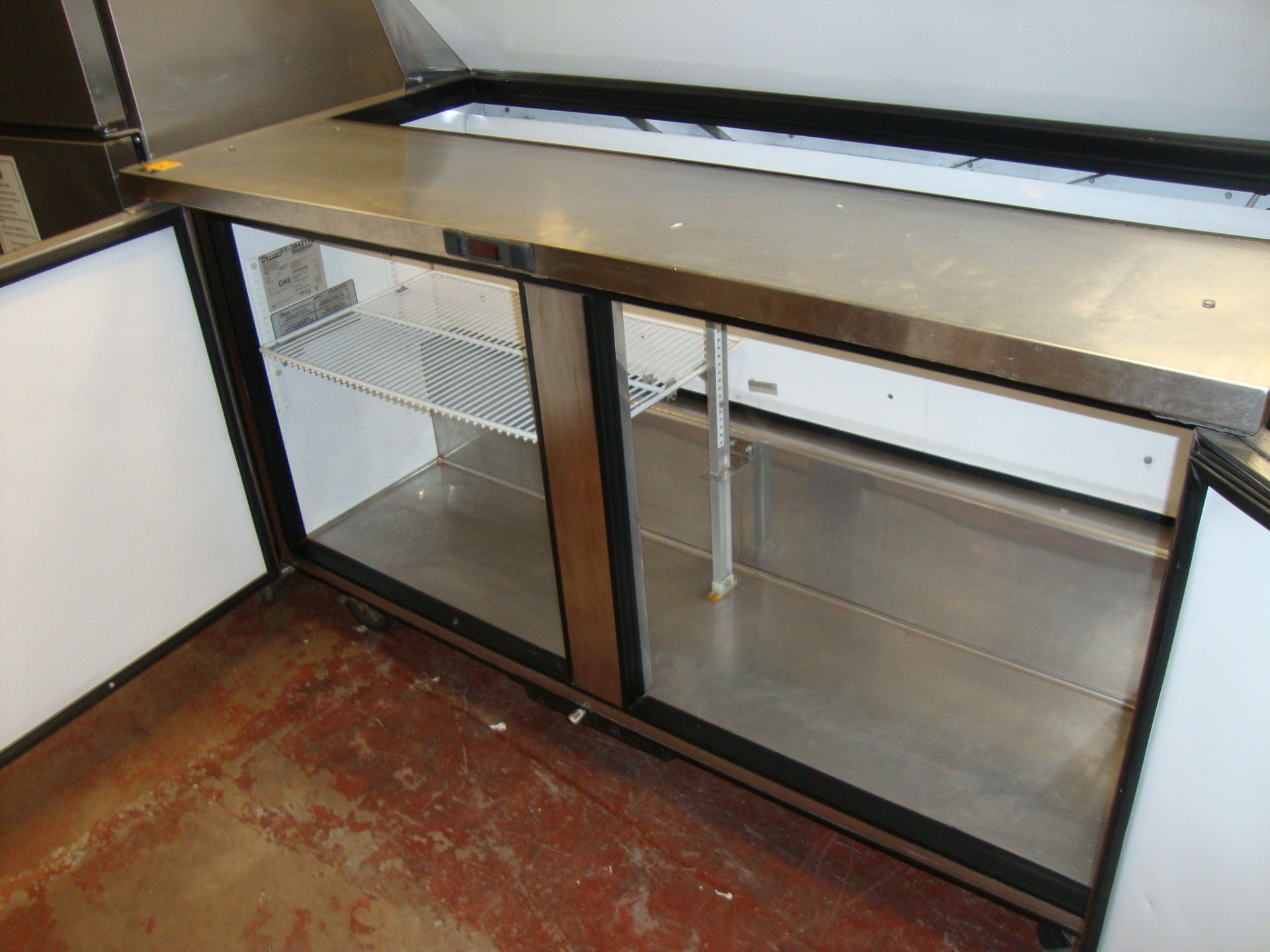 True model TSSU60-16 stainless steel mobile refrigerated unit with hinged compartment on top for - Image 4 of 5