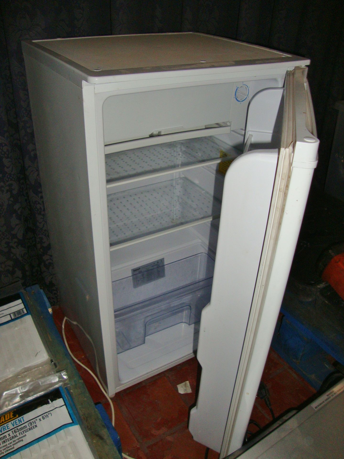Igenix domestic counter height fridge with small freezer compartment - Image 2 of 2