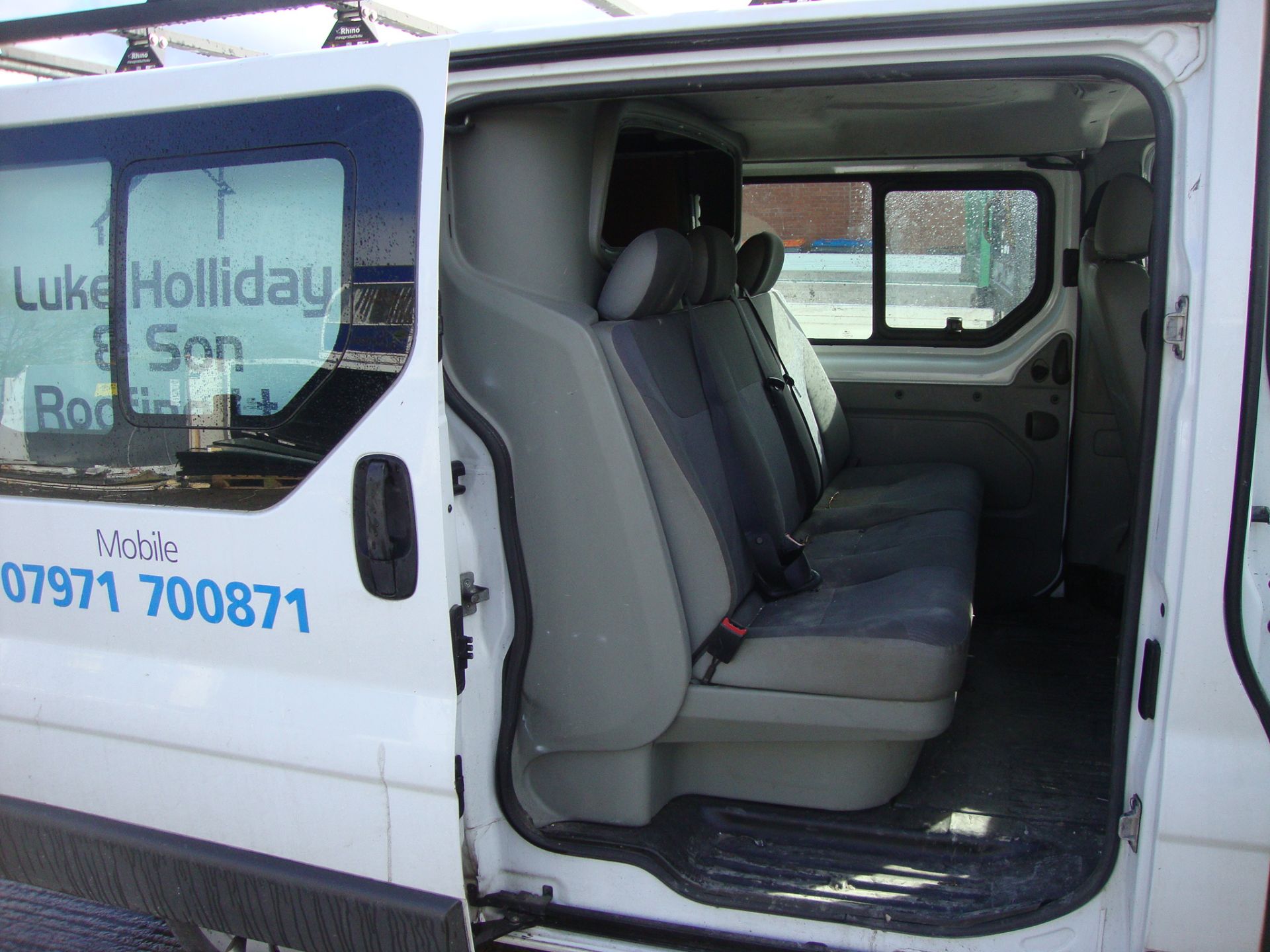 2007 Vauxhall Vivaro 2900 D/C SWB van with 2nd row of seats and additional glazing - Image 16 of 22