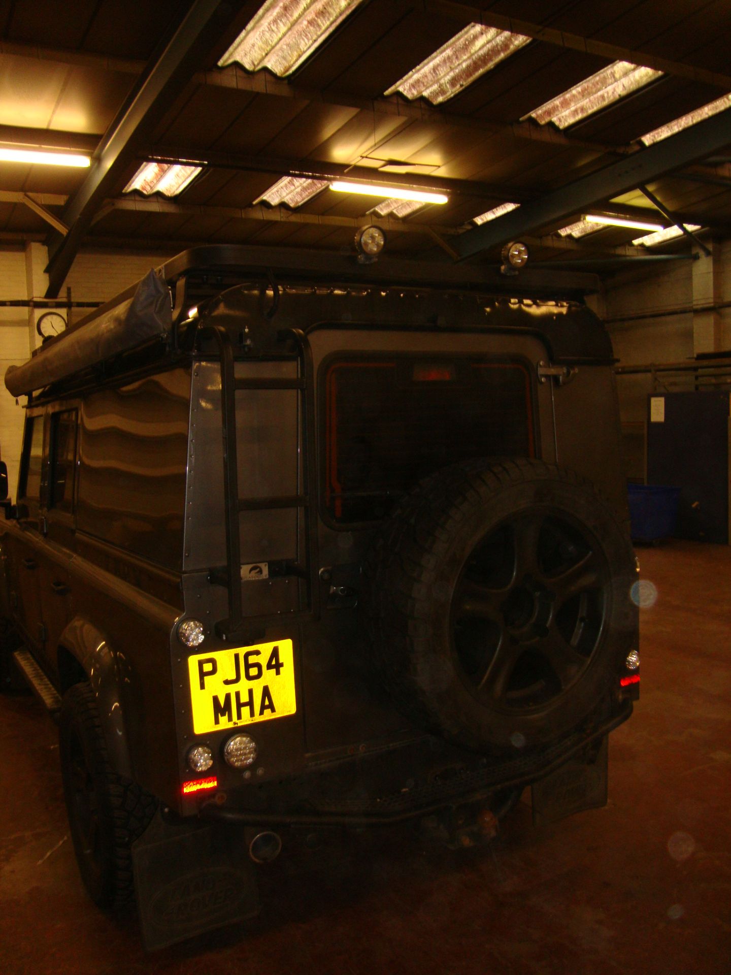 2014 Land Rover Defender 110 XS 2.2 TDCi Utility Wagon SMC Over Land Flat Dog Special - Image 24 of 37