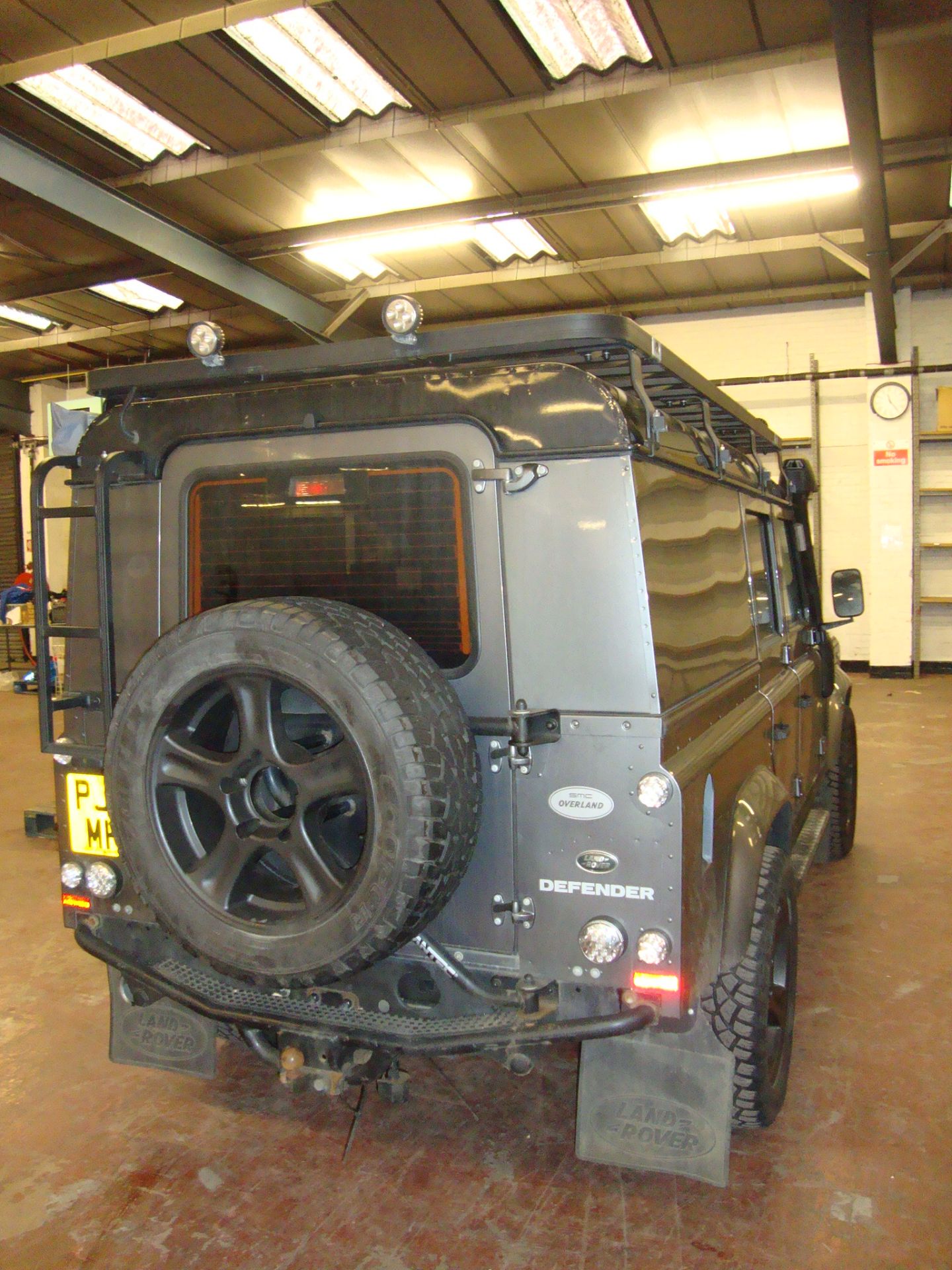 2014 Land Rover Defender 110 XS 2.2 TDCi Utility Wagon SMC Over Land Flat Dog Special - Image 22 of 37