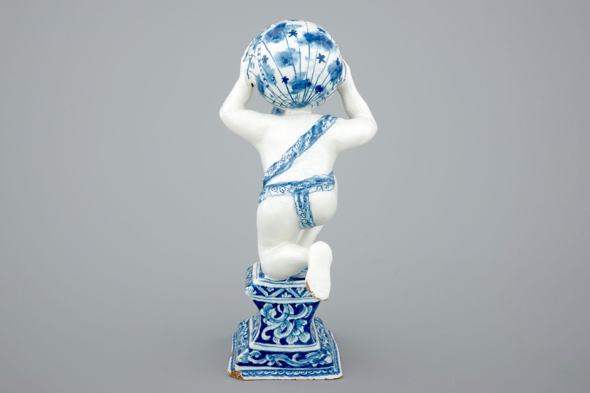 A blue and white Dutch Delft figure of Atlas, ca. 1710 - H.: 24,4 cm Condition: Excellent - Image 5 of 8