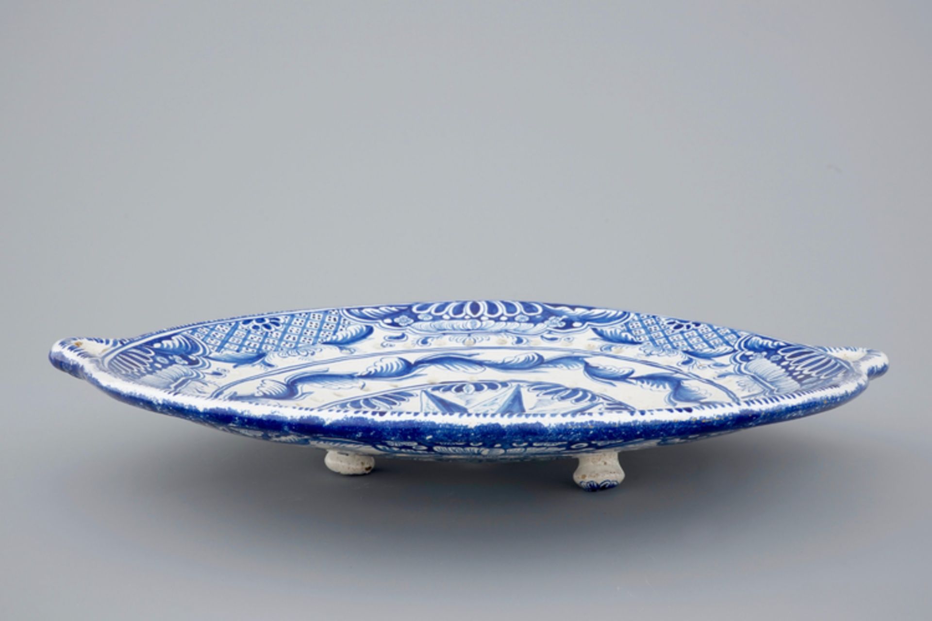 A big blue and white fish strainer, Bolsward, Friesland, 18th C. - Dia.: 46,5 cm (ear to ear) - Image 3 of 3