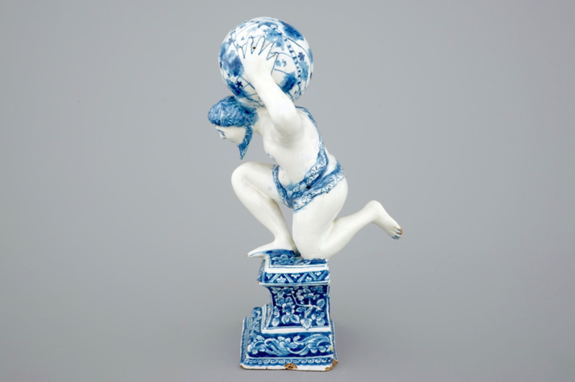 A blue and white Dutch Delft figure of Atlas, ca. 1710 - H.: 24,4 cm Condition: Excellent - Image 6 of 8