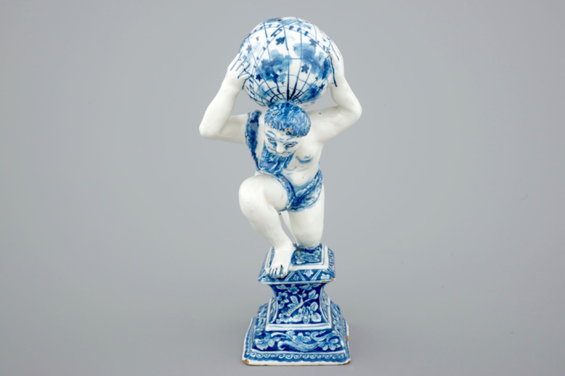 A blue and white Dutch Delft figure of Atlas, ca. 1710 - H.: 24,4 cm Condition: Excellent - Image 3 of 8