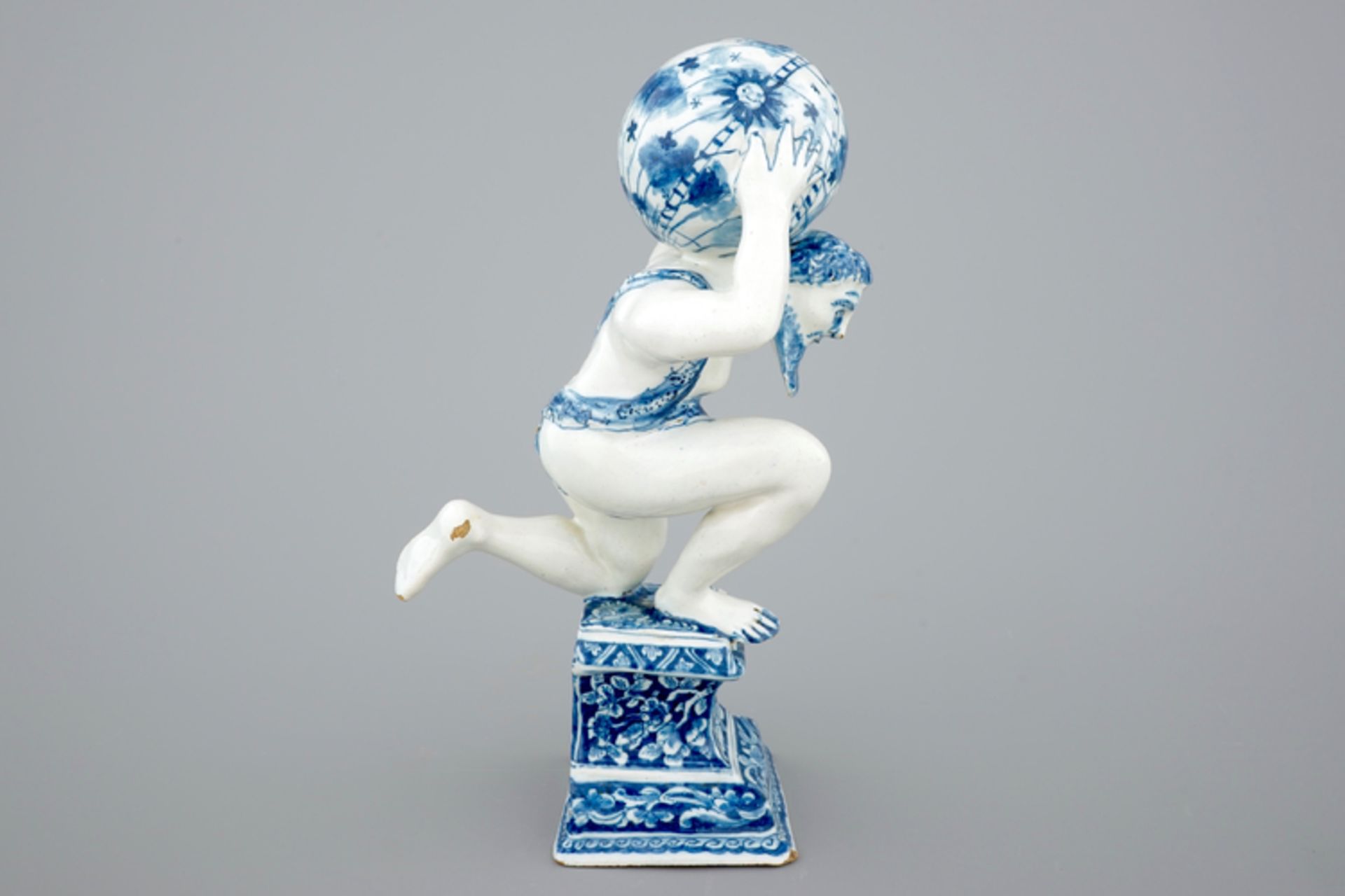 A blue and white Dutch Delft figure of Atlas, ca. 1710 - H.: 24,4 cm Condition: Excellent - Image 4 of 8