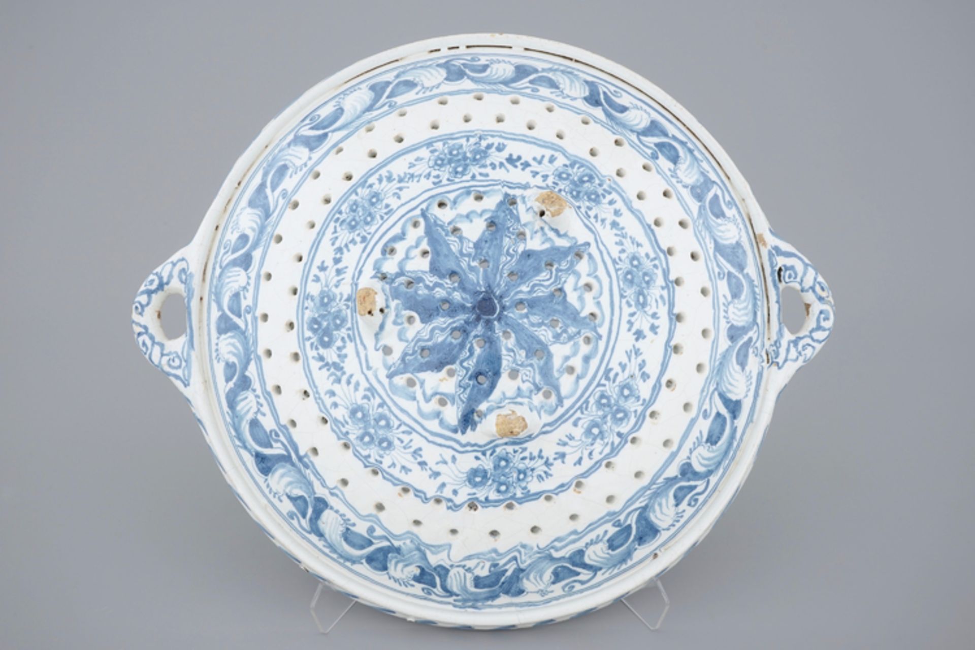 A big blue and white fish strainer, Harlingen, Friesland, 18th C. - Dia.: 45 cm (ear to ear) - Image 2 of 3