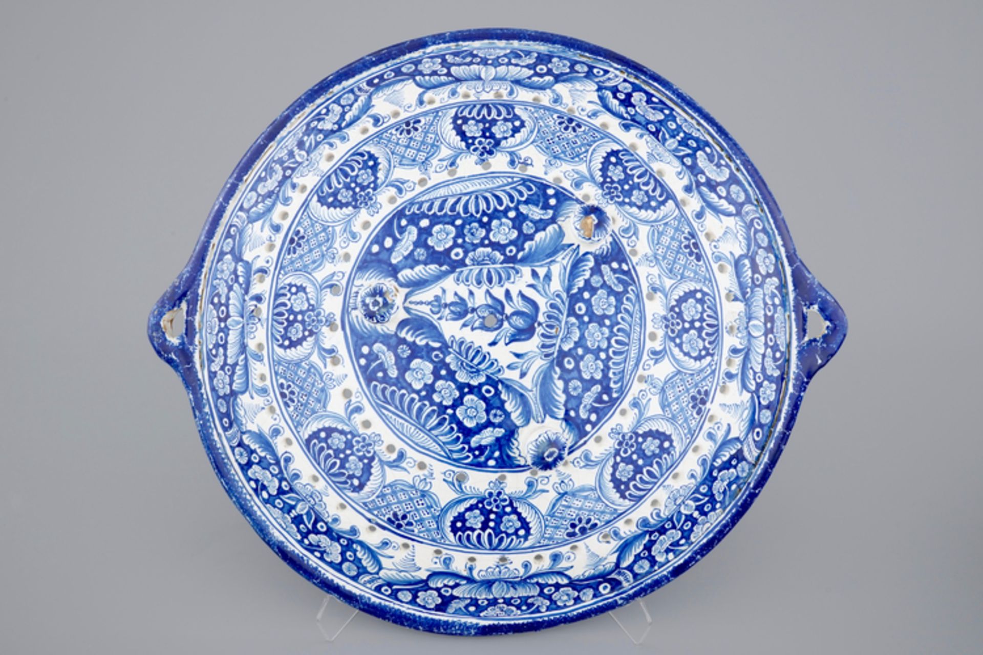 A big blue and white fish strainer, Bolsward, Friesland, 18th C. - Dia.: 46,5 cm (ear to ear) - Image 2 of 3