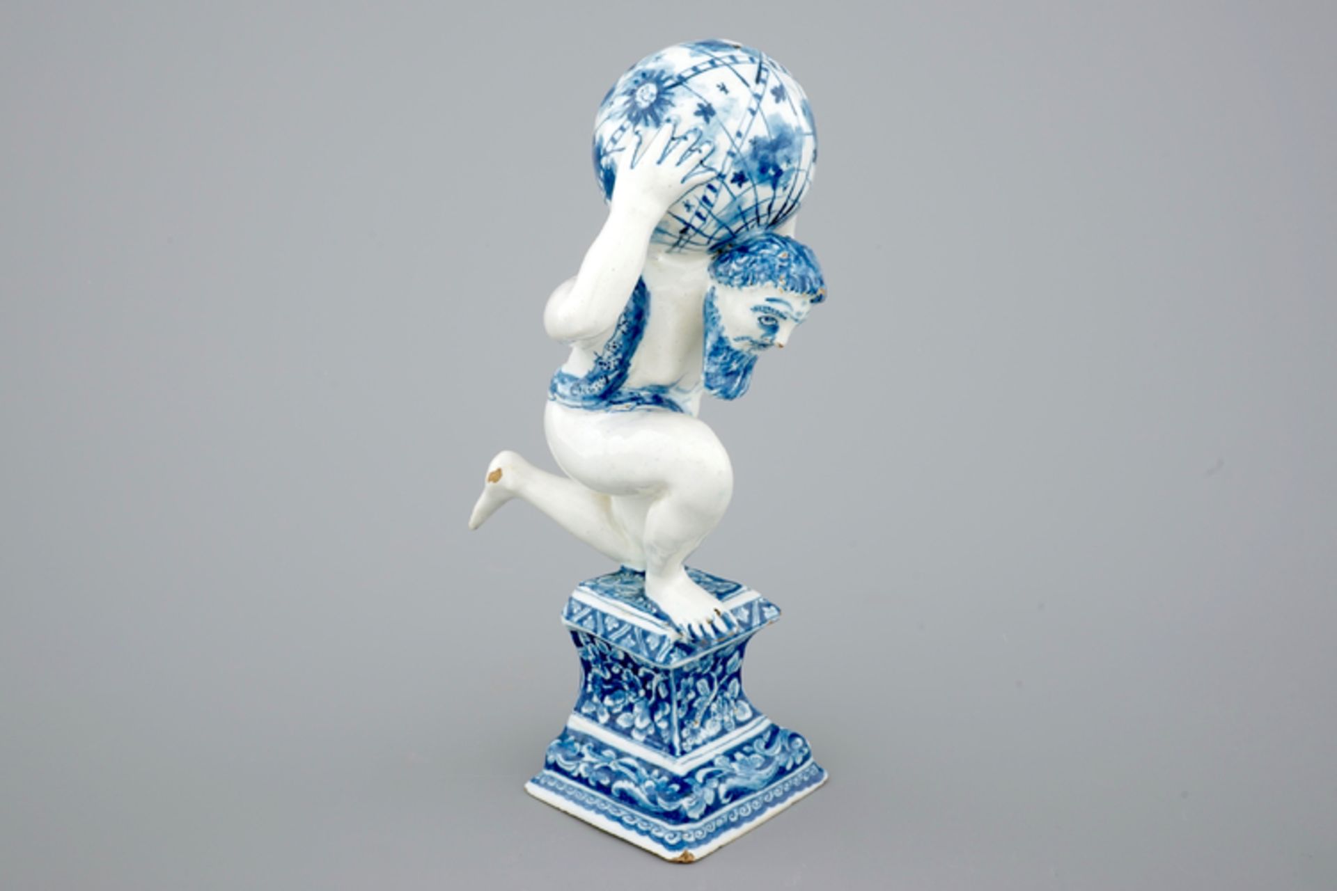 A blue and white Dutch Delft figure of Atlas, ca. 1710 - H.: 24,4 cm Condition: Excellent - Image 2 of 8