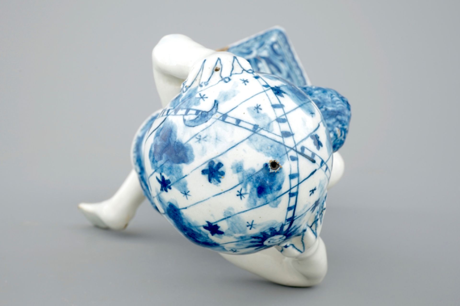 A blue and white Dutch Delft figure of Atlas, ca. 1710 - H.: 24,4 cm Condition: Excellent - Image 7 of 8