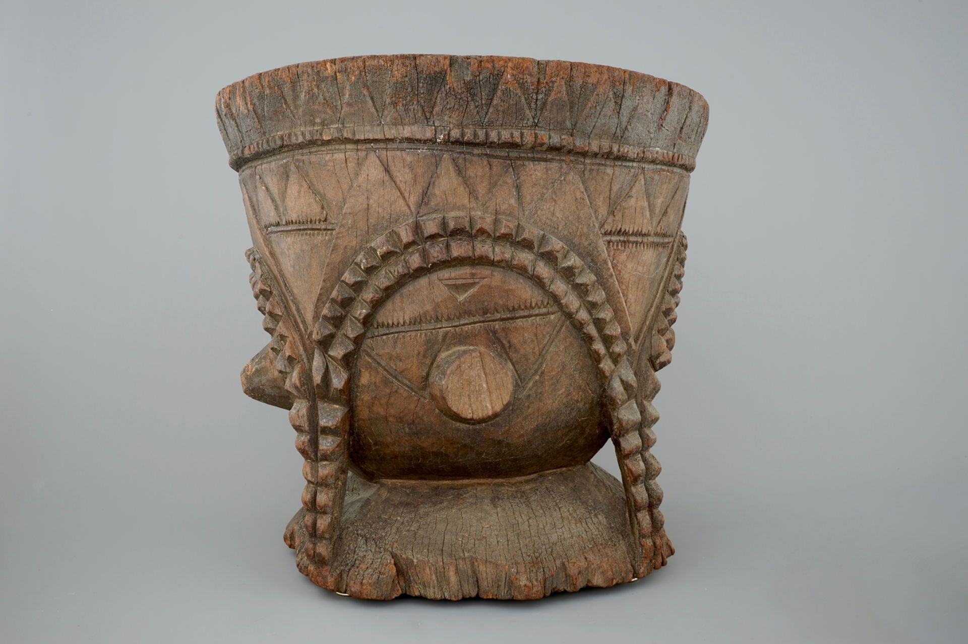 A large African wooden basin, Angola, first half 20th C. Dim.: 50 x 49,5 x 48 cm Condition reports - Image 3 of 6