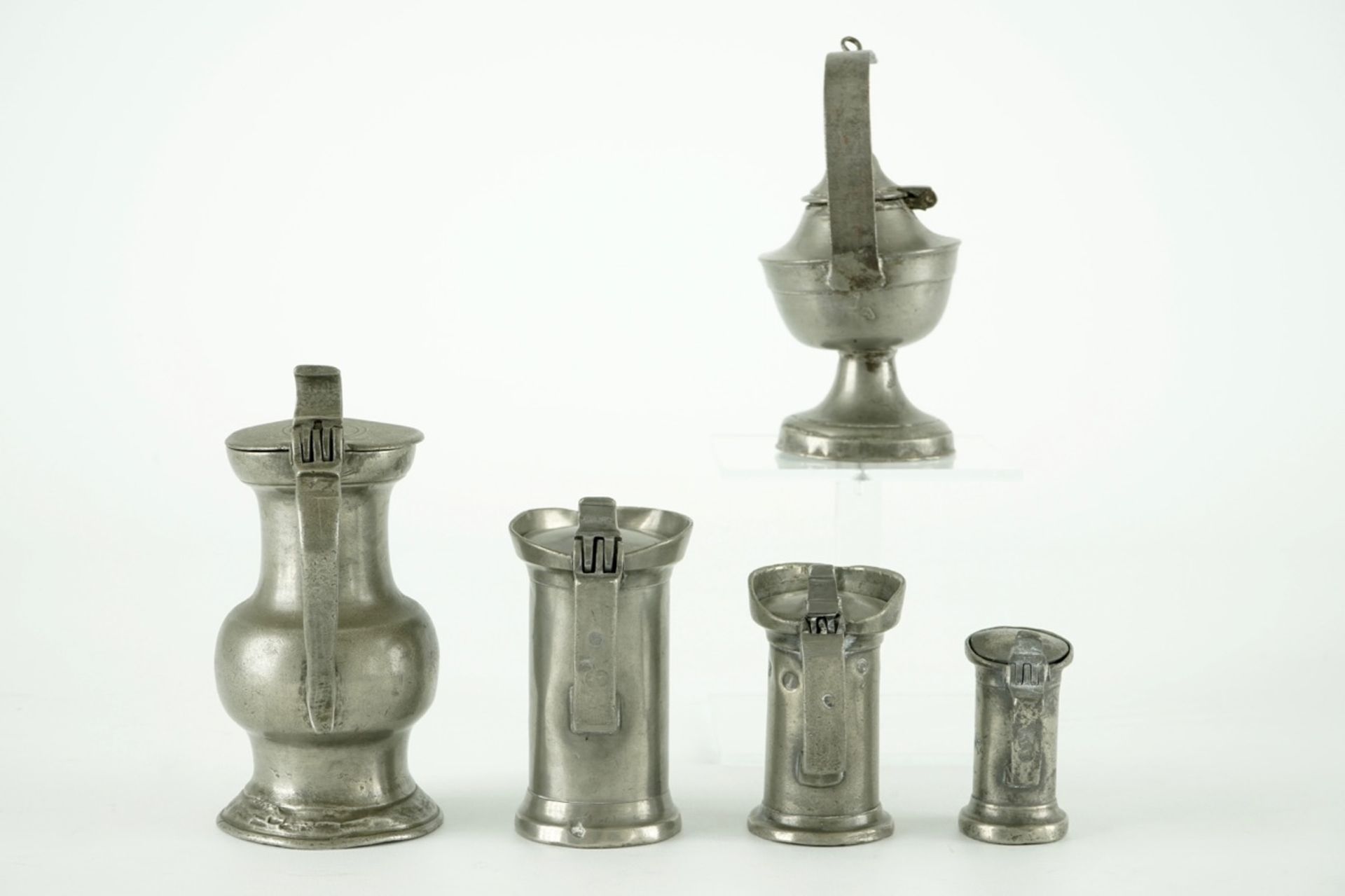 A collection of pewter wares, consisting of 20 jugs, plates, trays and bowls, 17/19th C. - Image 10 of 23