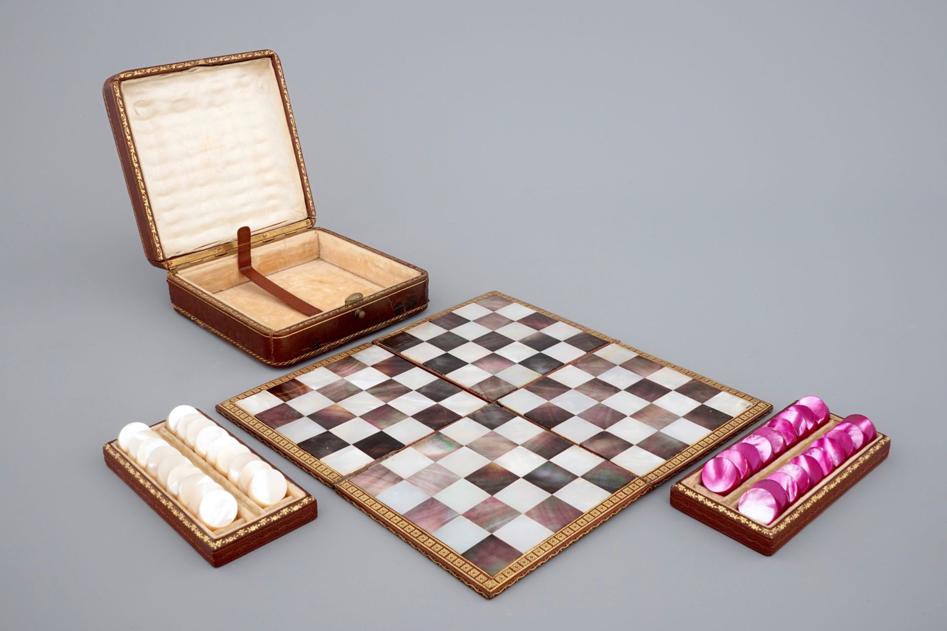 A leather traveller's checkers game set with mother of pearl game pieces, 19th C. Dim.: 13,5 x 13